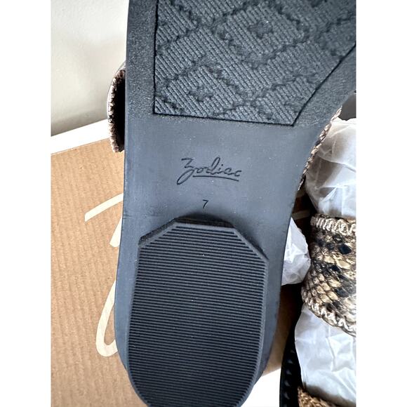 New Zodiac Frida Sandals Womens Buckled Two-Band Slide Sz 7 Round toe Cushioned - Picture 6 of 8